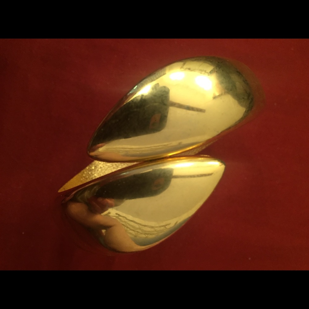 Hinged bracelet